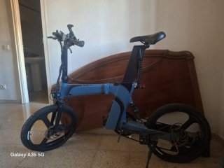 Bicicleta eléctrica azul con batería