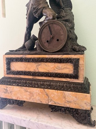 Reloj de sobremesa vintage con figura
