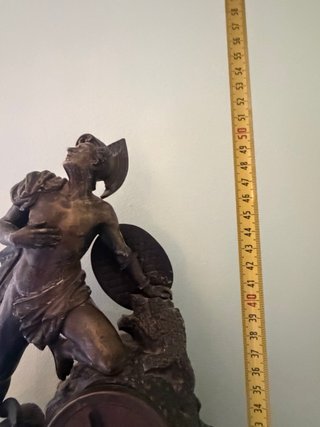 Reloj de sobremesa vintage con figura