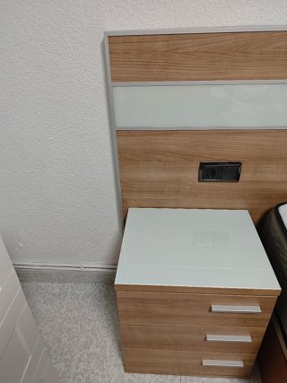 Cabezal madera y cristal+mesita Negociable