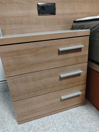 Cabezal madera y cristal+mesita Negociable