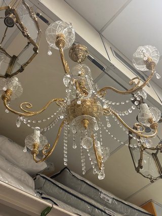 Lámpara de araña de cristal y metal dorado