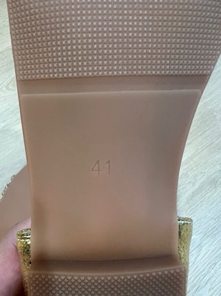 Sandalias planas doradas con detalle trenzado