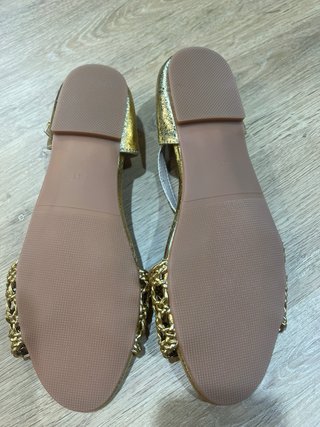 Sandalias planas doradas con detalle trenzado