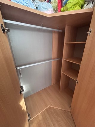 Armario esquinero de madera