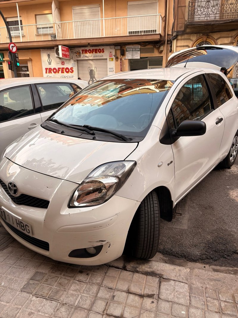 Toyota Yaris Van 2011 - foto 1