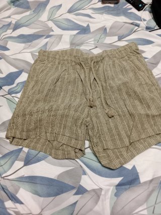 Shorts vaqueros amarillos desgastados