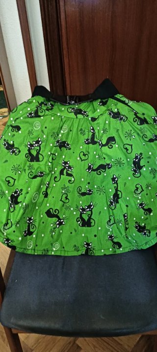 Falda verde con estampado de gatos