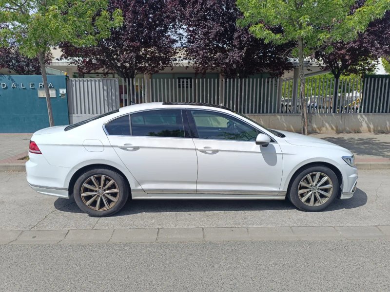 Volkswagen Passat TDI  2.0 150 CV R-LINE - foto 1