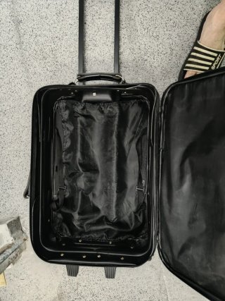 Maleta de viaje negra con ruedas
