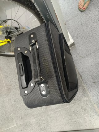 Maleta de viaje negra con ruedas