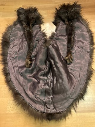 Cuello de dos zorros unidos.