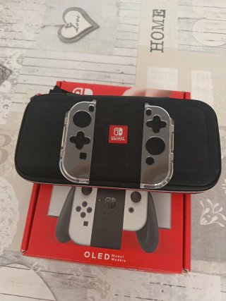 Nintendo Switch OLED + Mario Kart 8 y accesorios