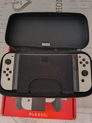 Nintendo Switch OLED + Mario Kart 8 y accesorios