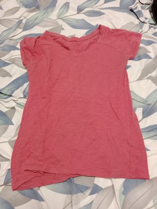 Camiseta rosa con volantes