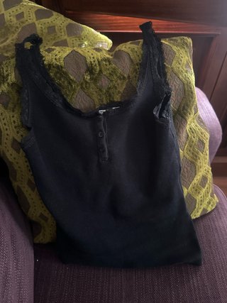 Camiseta negra con botones