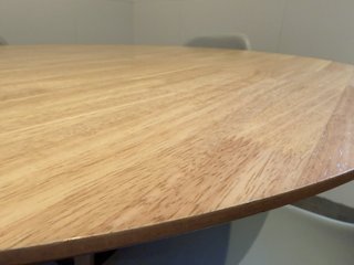 Mesa redonda Sklum + 4 sillas estilo Eames DSW