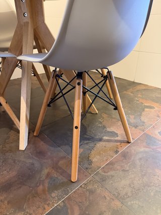 Mesa redonda Sklum + 4 sillas estilo Eames DSW