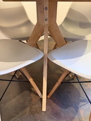 Mesa redonda Sklum + 4 sillas estilo Eames DSW