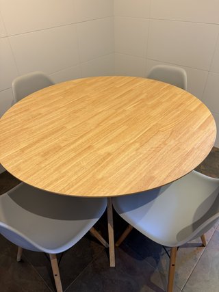 Mesa redonda Sklum + 4 sillas estilo Eames DSW