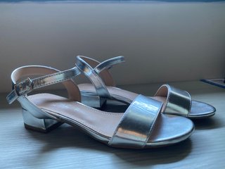 Tacones plateados bajos talla 37