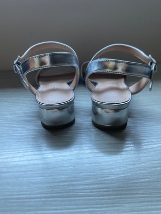 Tacones plateados bajos talla 37