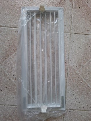 Rejilla ventilación metálica blanca