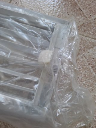 Rejilla ventilación metálica blanca