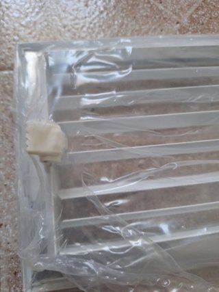 Rejilla ventilación metálica blanca