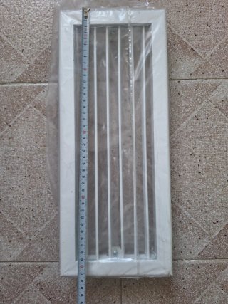 Rejilla ventilación metálica blanca