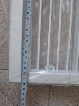 Rejilla ventilación metálica blanca
