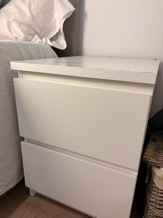 Mesita de noche cajonera blanca