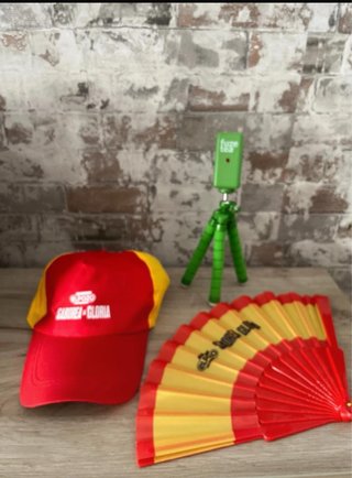 Gorra, trípode y abanico