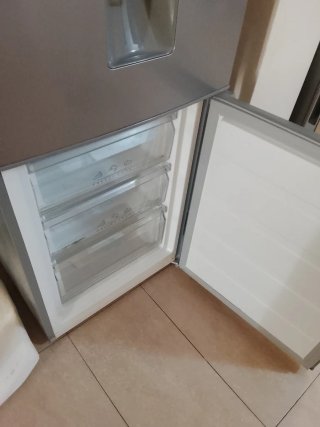 Nevera gris con dispensador de agua