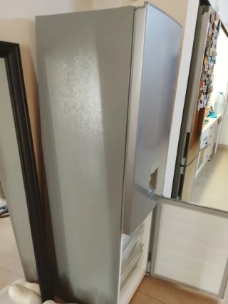 Nevera gris con dispensador de agua