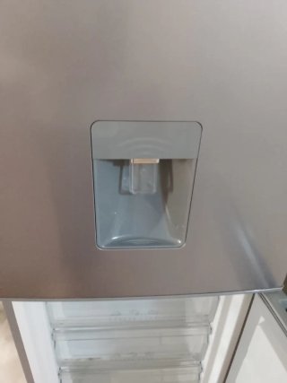 Nevera gris con dispensador de agua