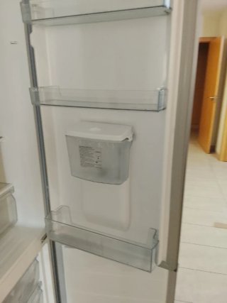 Nevera gris con dispensador de agua