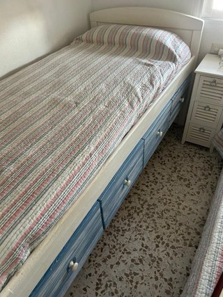 Cama nido de madera blanca y azul.