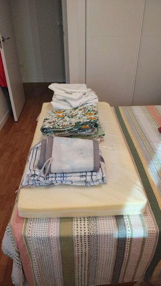 Cuna blanca con colchón y ropa de cama 60x120cm