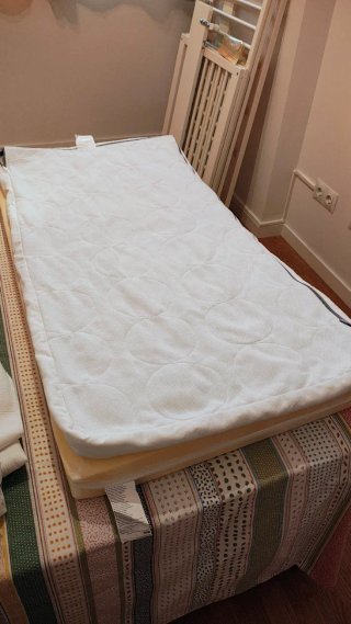 Cuna blanca con colchón y ropa de cama 60x120cm