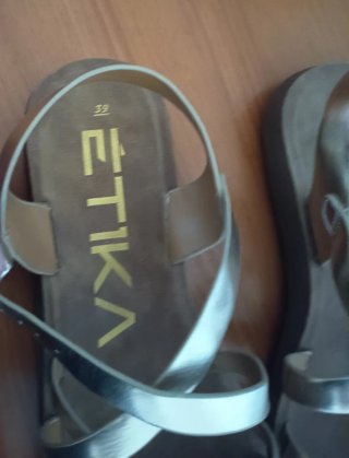 Sandalias doradas con hebilla