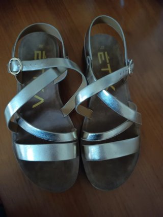 Sandalias doradas con hebilla