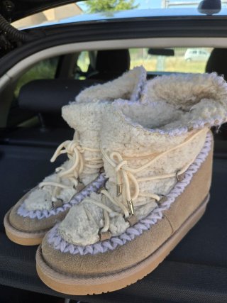 Botas beige y blancas con cordones