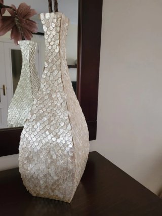 Jarrón de nácar beige y blanco