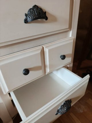 Juego 2 mesitas de noche en madera decapada