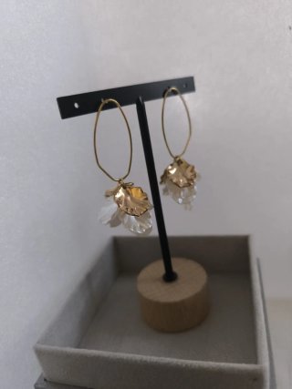 Pendientes Aro Dorados con Flores Blancas