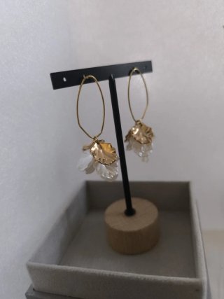 Pendientes Aro Dorados con Flores Blancas