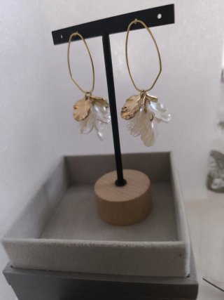 Pendientes Aro Dorados con Flores Blancas