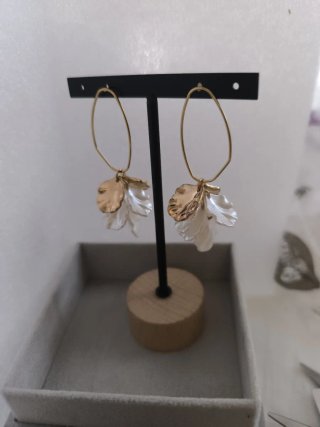 Pendientes Aro Dorados con Flores Blancas