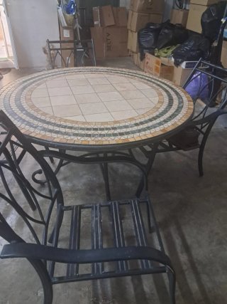 Conjunto mesa y 4 sillas de jardín en buen estado